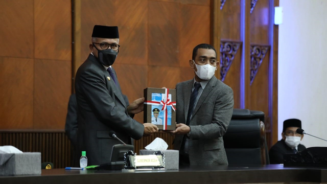 Gubernur Aceh (kiri) menyampaikan LKPJ 2020 diterima Ketua DPRA, Dahlan Jamaluddin. Foto: Humas Aceh
