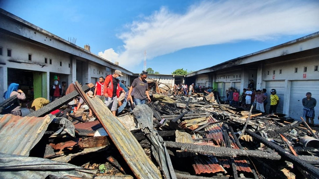 Kebakaran terjadi di Pasar Campalagian, Polewali Mandar, Sulawesi Barat, Jumat (16/4/2021). Foto: Dok. Istimewa