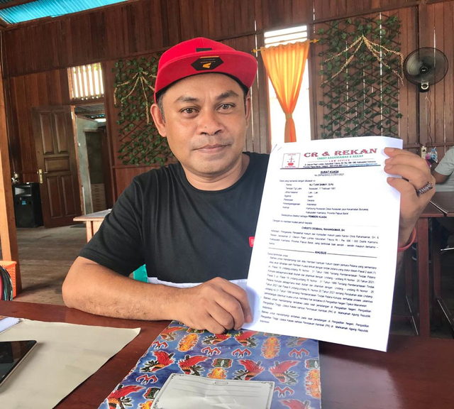 Kuasa Hukum Christo Rahansamar menunjukkan surat permohonan penangguhan penahanan terhadap kliennya ATS
