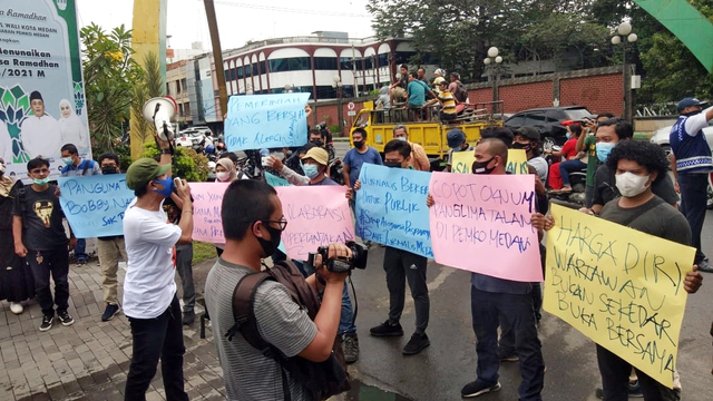 Sejumlah wartawan saat berunjuk rasa di depan Kantor Wali Kota Medan, Jum'at (16/4). Foto: Dok. Istimewa