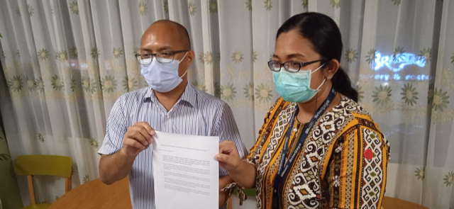 Direktur RS Siloam Palembang, Bona Fernando saat memberikan keterangan terkait kondisi perawat yang dianiaya keluarga pasien. (foto: Abdul Toriq/Urban Id)