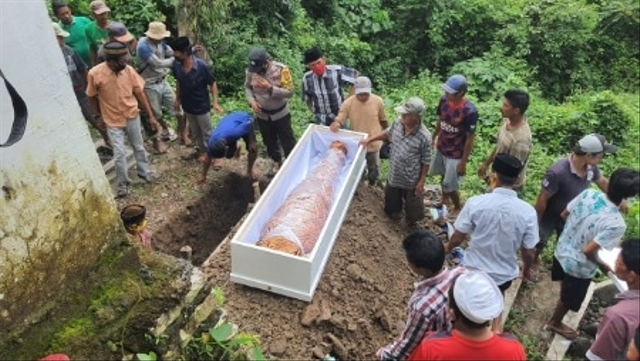 Jenazah Udin tukang ojek yang tewas ditembak kelompok Separatis bersenjata di Papua dimakamkan di Barru, Sulawesi Selatan.  Foto: Dok. Istimewa