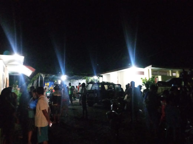 Penduduk Kota Lewoleba berhamburan ke luar rumah karena informasi hoaks akan terjadi tsunami, Jumat (16/4) malam. 