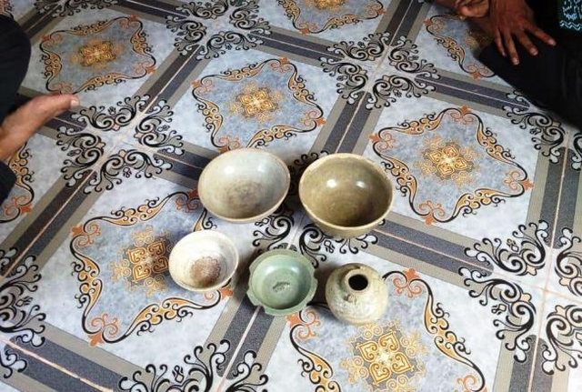 Salah satu mangkok porselen yang ditemukan warga di Bunguran Batubi. (Foto: Yanto/Batamnews)