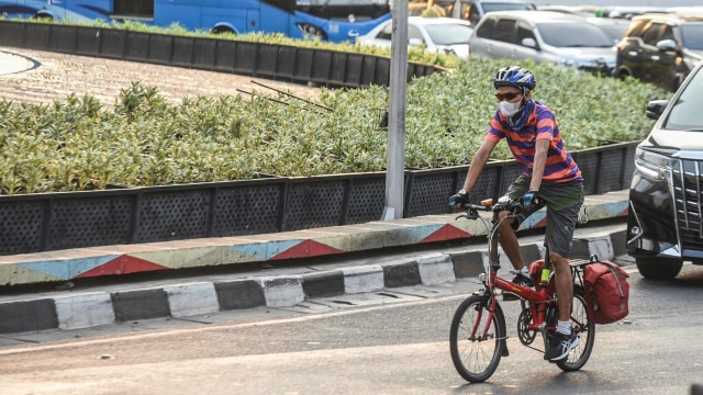 Pesepeda Tabrak Mobil Parkir karena Keasyikan Main Ponsel Sambil Gowes (239559)