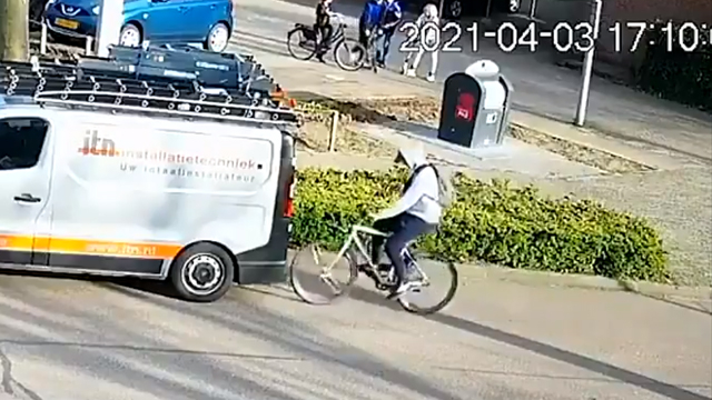 Pesepeda Tabrak Mobil Parkir karena Keasyikan Main Ponsel Sambil Gowes (239560)
