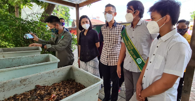 Areya Kesyandria Ali Yasha (kanan), bersama sang kakak dan tim Mercure Surabaya Grand Mirama, saat meninjau pengolahan sampah organik di kampung binaan Dinoyo Tenun, Sabtu (17/4). Foto-foto: Masruroh/Basra
