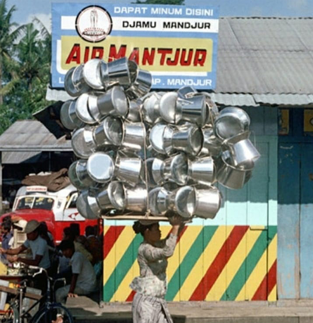 Penjual panci zaman dulu. (Foto: @indojadulbanget/Instagram)