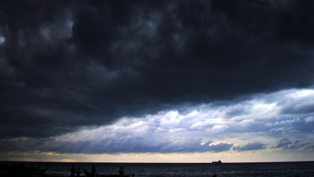 Ilustrasi cuaca buruk. Foto: ANTARA FOTO/Rahmad