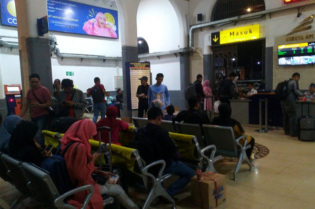 Cara PT KAI Daops 3 Cirebon Kembalikan Barang Penumpang yang Tertinggal (141350)
