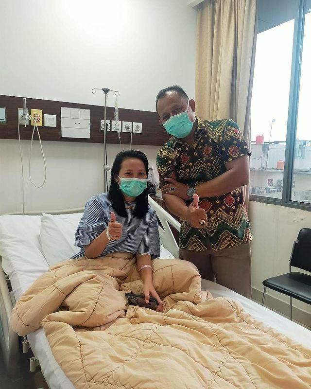 Ketua PPNI Sumsel, Subhan Haikal saat mengunjungi korban. (foto: Ig peduli perawat Palembang)