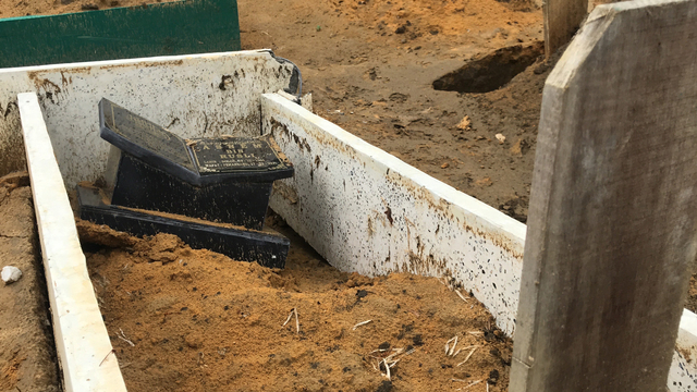 Hujan Semalaman Sebanyak 30 Makam di TPU Air Hitam, Pekanbaru, Ambles (94178)
