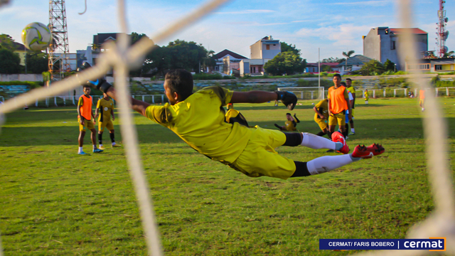 Salah satu pemain tim Sepak Bola Maluku Utara menendang bola ke arah gawang hingga mencetak gol. Saat itu, mereka sedang latihan meski sedang berpuasa pada Ramadhan, untuk kesiapan PON 2021 di Papua nanti. Foto: Faris Bobero/cermat