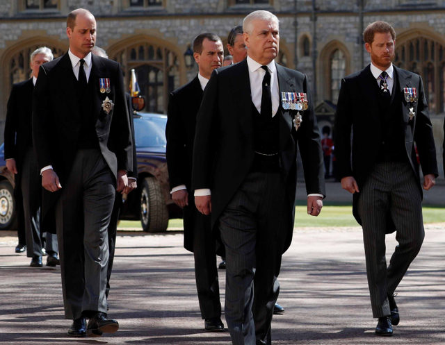 Pangeran Inggris William, Duke of Cambridge, Pangeran Inggris Harry, Duke of Sussex dan anggota Keluarga Kerajaan berjalan di belakang mobil jenazah di halaman Kastil Windsor selama pemakaman Pangeran Philip. Foto: Pool via REUTERS