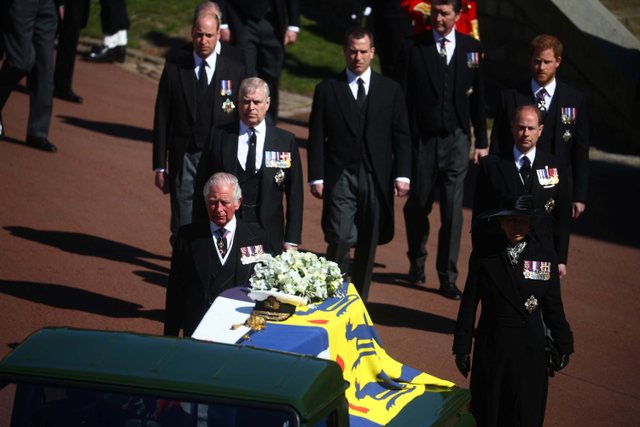 Mobil jenazah, Land Rover yang dimodifikasi khusus, dan Keluarga Kerajaan tiba di Kapel St George selama pemakaman Pangeran Philip. Foto: Hannah McKay/Reuters