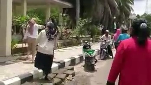 Tangkapan layar video emak-emak di Mamuju berkelahi di depan rumah jabatan Wakil Bupati Mamuju. Foto: Dok. Istimewa