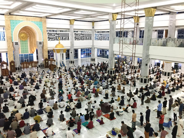 Jamaan shalat tarawih di Masjid Al-Alam Kendari terapkan prokes ketat COVID-19. Foto: Aldo/kendarinesia. 