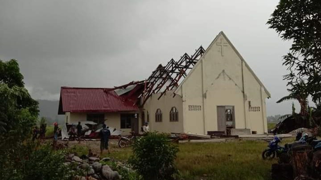 Salah satu gereja di Poso rusak berat akibat dihantam angin puting beliung terjadi di Pamona Barat, Poso, Sulteng, Sabtu sore (17/4). Foto: Istimewa