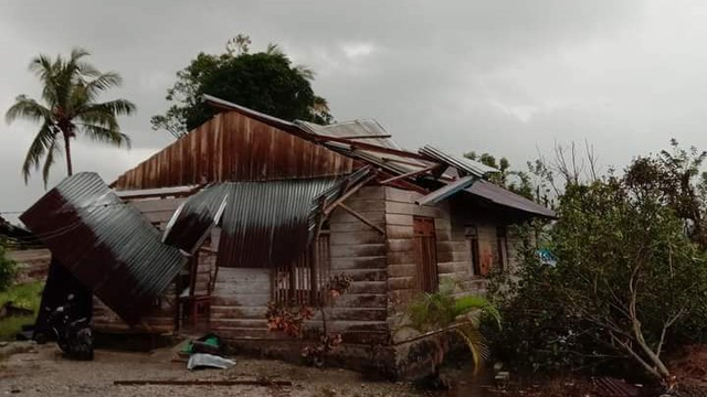 Puting Beliung Terjang Poso, 1 Warga Tewas Tertusuk Kayu (1504)