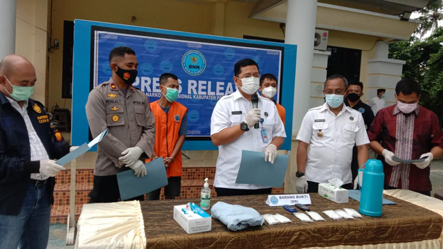 Press release penangkapan dua pelaku penyalahgunaan narkoba oleh BNN Kabupaten Polewali Mandar. Foto: Dok. BNNP Sulbar