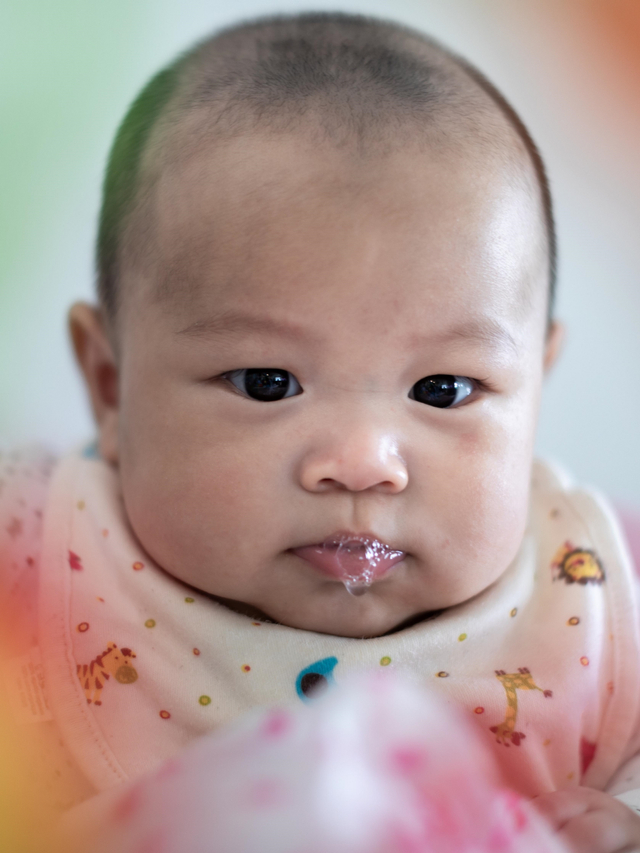 Ilustrasi bayi bermain ludah. Foto: Shutter Stock