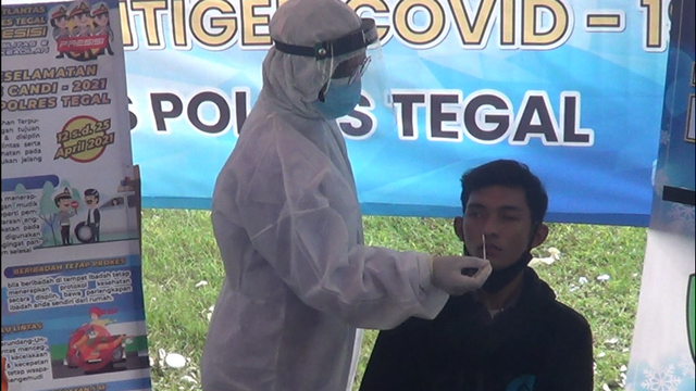 Seorang pemudik menjalani test rapid antigen di rest area tangguh KM 275 Ruas Tol Pejagan-Pemalang, Desa Penarukan, Kecamatan Adiwerna, Kabupaten Tegal.