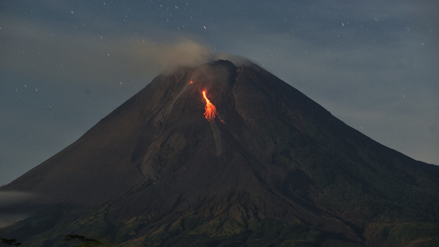 Guguran lava pijar Gunung Merapi terlihat dari Turi, Sleman, D.I Yogyakarta, Minggu (28/3/2021). Foto: Andreas Fitri Atmoko/ANTARA FOTO