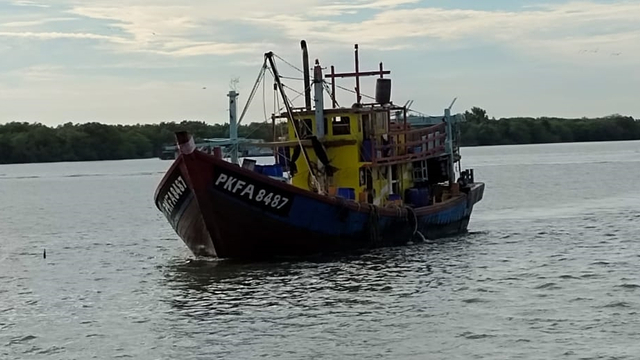 KKP sergap kapal ikan asing ilegal berbendera Malaysia di Selat Malaka. Foto: KKP