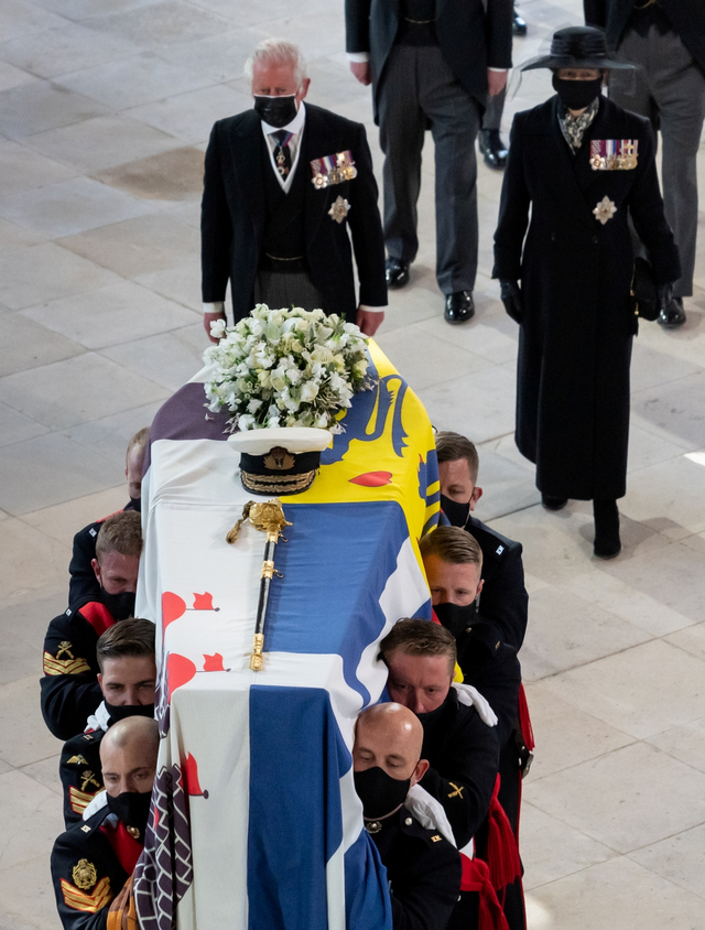 Peti mati Pangeran Philip dibawa ke Kapel St.George untuk upacara pemakaman, di Windsor, Inggris, Sabtu (17/4). Foto: Danny Lawson/Pool melalui REUTERS 