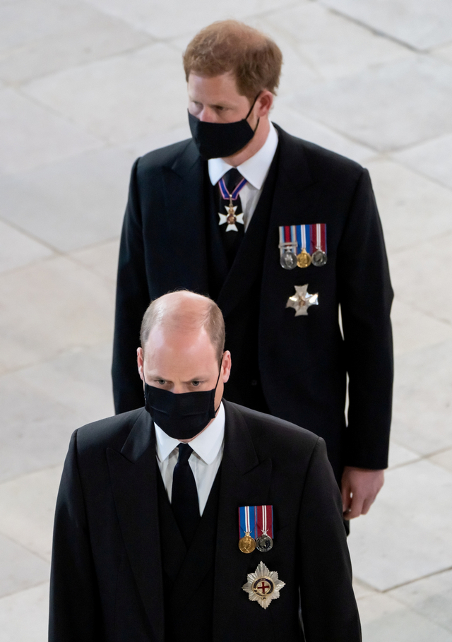 Pangeran William dan Pangeran Harry selama pemakaman Pangeran Philip, di Windsor, Inggris, April, Sabtu (17/4). Foto: Victoria Jones/Pool via REUTERS