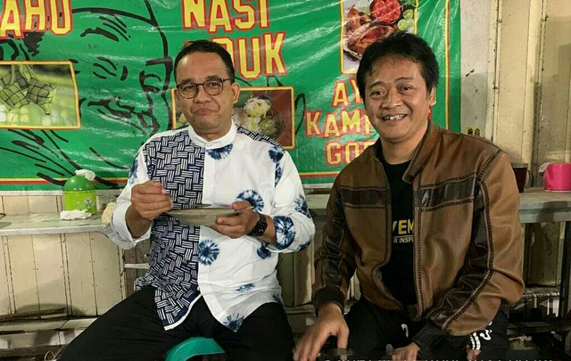 Gubernur Anies Baswedan saat mencicipi kuliner khas Kuningan berupa kupat tahu di Jalan Siliwangi, Kabupaten Kuningan. (Andri Yanto)