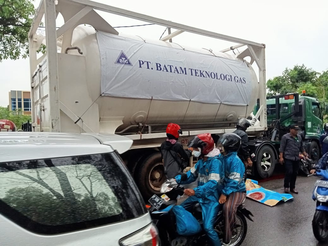 Truk yang terlibat kecelakaan lalu lintas dengan pengendara sepeda motor di jalan lintas Temiang-Batu Aji Batam, Sabtu (17/4). Foto: Istimewa
