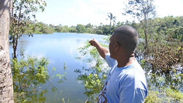 Ambrosius Anone, warga Sikumana, Kota Kupang, Nusa Tenggara Timur, menunjuk bentangan danau yang baru terbentuk setelah terjadi bencana alam badai siklon tropis Seroja, Minggu (18/4).
 Foto: Benny Jahang/ANTARA