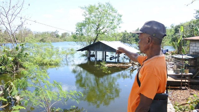 Warga Sikumana, Kota Kupang, Nusa Tenggara Timur, menunjuk bentangan danau yang baru terbentuk setelah terjadi bencana alam badai siklon tropis Seroja, Minggu (18/4).
 Foto: Benny Jahang/ANTARA