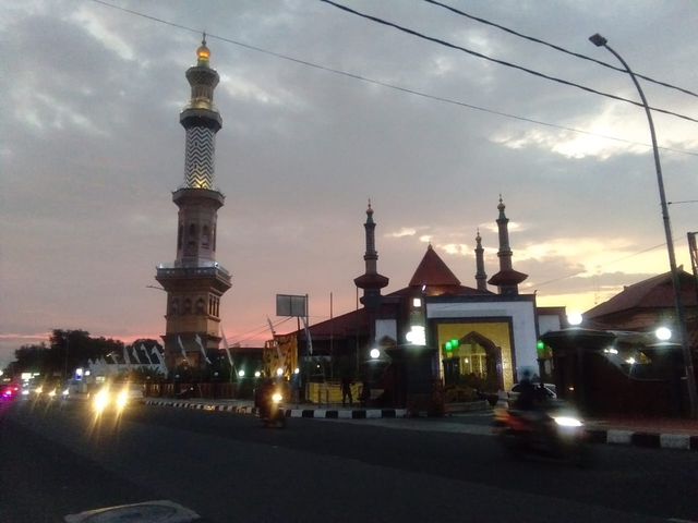 Masjid Raya At-Taqwa Cirebon. (Juan)