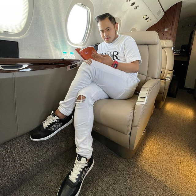 Crazy rich Malang saat di dalam jet pribadinya. (Foto: Instagram/@juragan_99).