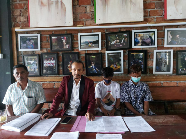 N (14) dan LA (12) dua orang anak di bawah umur yang mengaku dianiaya oleh oknum polisi Polsek Sampuabalo dan didamping oleh kuasa hukum (menggunakan jas merah). Foto: Dok La Ode Abdul Faris/kendarinesia.