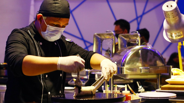 Chef Four Points by Sheraton Manado mempersiapkan menu yang dipesan oleh pelanggan (foto: dokumen)