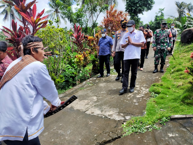 Pj Bupati Halmahera Utara saat menyambangi pos pengamanan PSU di Desa Tetewang. Foto: Istimewa