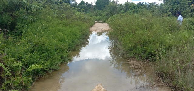 Tampak salah satu ruas jalan di Ibukota Kabupaten Maybrat di Kumurkek yang masih rusak dan ada kubangan air