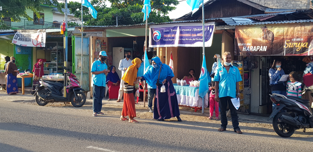 Pengurus Partai Gelora Kabupaten Sikka membagikan takjil dan jadwal imsakyah ramadhan kepada warga Muslim yang membutuhkan di Jalan Hasanudin, Kota Maumere, Minggu (18/4) sore. Foto: Mario WP Sina.