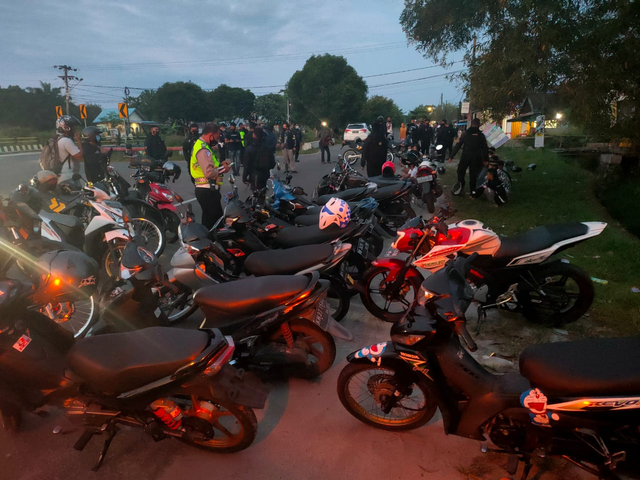 Puluhan unit sepeda motor yang digunakan oleh para remaja dalam balapan liar ketika diamankan polisi. (FOTO: Humas Polda Kalteng).