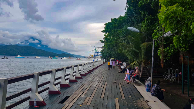 Jembatan di Taman Nukila Ternate, menjadi lokasi favorit ngabuburit selama Ramadhan. Foto: Faris Bobero/cermat