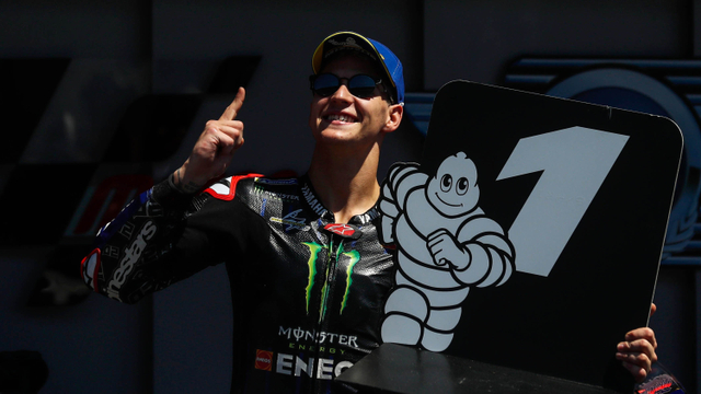 Fabio Quartararo merayakan kemenangan usai meraih podium 1 di MotoGP Portugal (18/4/2021). Foto: Pedro Nunes/REUTERS