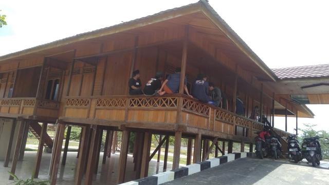 Sejumlah warga menduduki Rumah singgah Presiden Jokowi yang terletak di lokasi Eks Kawasan Sail Tomini Pantai Kayu Bura, Desa Pelawa Baru, Kabupaten Parigi Moutong, Sulteng. Foto: Istimewa
