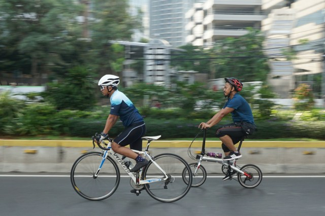 Orang bergerak menggunakan sepeda dari satu titik ke titik lain dengan kecepatan tertentu. Foto: Nugroho Sejati/kumparan