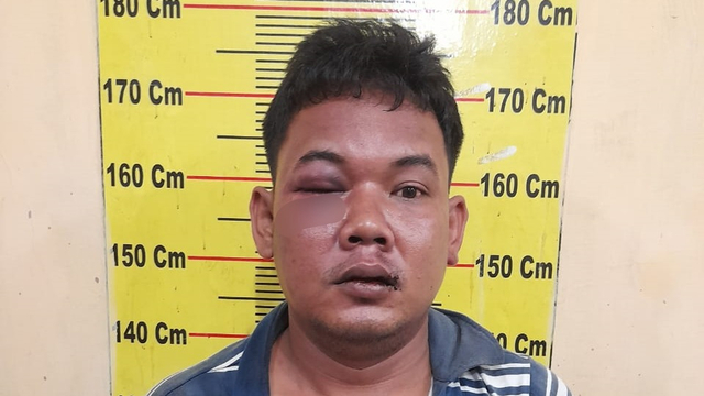 Suami di Medan yang tusuk istrinya dengan pisau saat ditangkap polisi. Foto: Dok. Istimewa