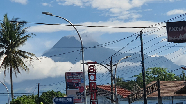 Gunung Merapi yang terlihat dari Jalan Kaliurang. Foto: Sandra/Tugu Jogja
