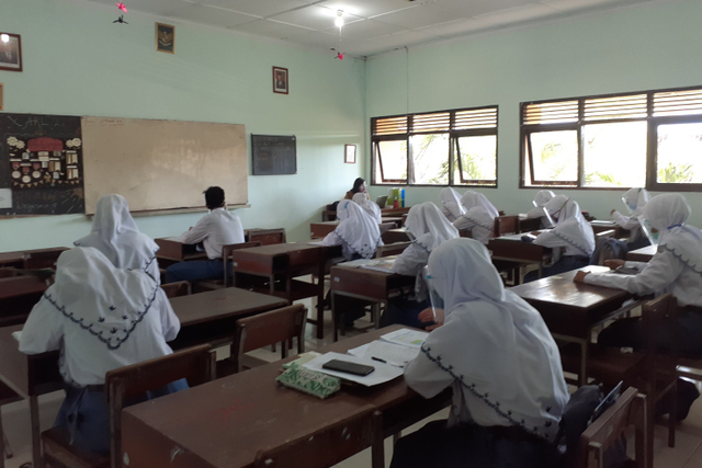 Suasana uji coba sekolah tatap muka di SMK N 1 Depok, Kabupaten Sleman. Foto: Arfiansyah Panji Purnandaru/kumparan