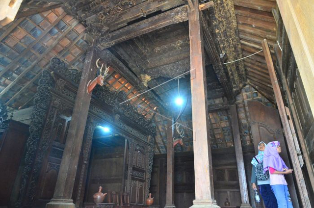 Mengenal Rumah Adat Jawa Tengah Khas Kudus melalui Arsitektur dan Seni Ukirnya (316289)